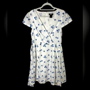 DKNY EUC White with Blue flowers Belted V-Neck Cotton Dress Size 10